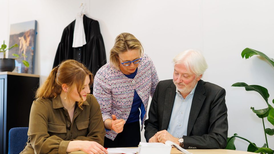 Uitleg van bepalingen in overeenkomsten en statuten bij familiebedrijven in conflictsituaties